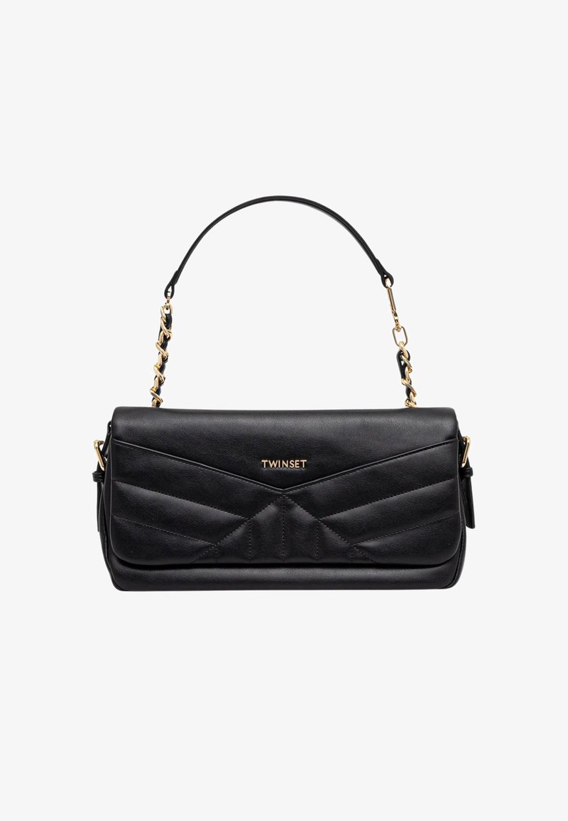 Borsa a tracolla in pelle nera con texture trapuntata e dettagli in metallo color oro. Caratterizzata da una tracolla a catena e da una patta frontale con il nome del marchio "TWINTSET".
