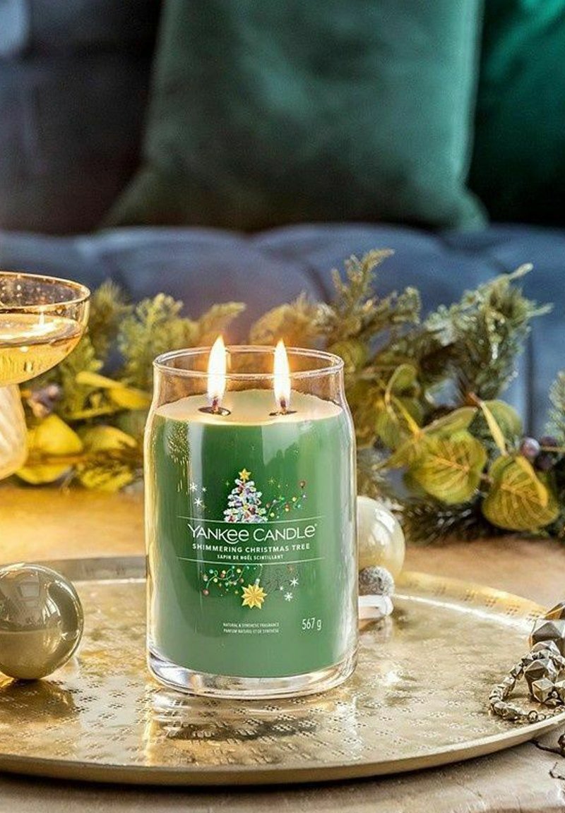 Yankee Candle YANKEE CANDLE SIGNATURE LARGE JAR SHIMMERING CHRISTMAS TREE 567G - Duftkerze - green/grün