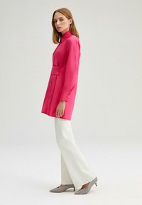 Touché Privé BELTED - Skjortebluser - fuchsia