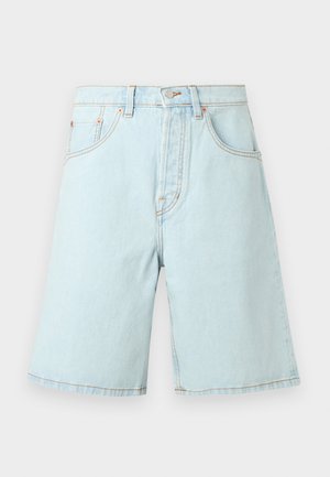 Lyseblå denimshorts med frontknap og lynlås, bæltestropper og fem-lomme-design.