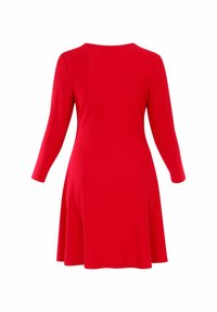 Röd klänning med lång ärm gjord av texturerad tyg, med en utsvängd kjol som sträcker sig under knäet, rund halsringning och utan synliga knäppningar.