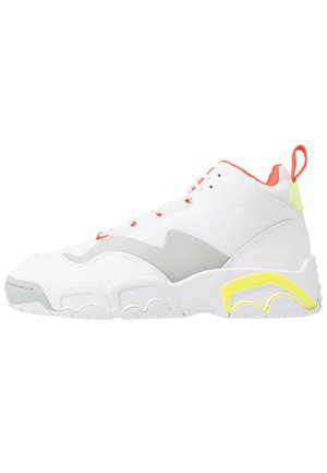 Biały wysoki sneakers z szarymi i żółtymi akcentami, pomarańczową podszewką wewnętrzną oraz pomarańczową pętelką na pięcie, widziany z boku.