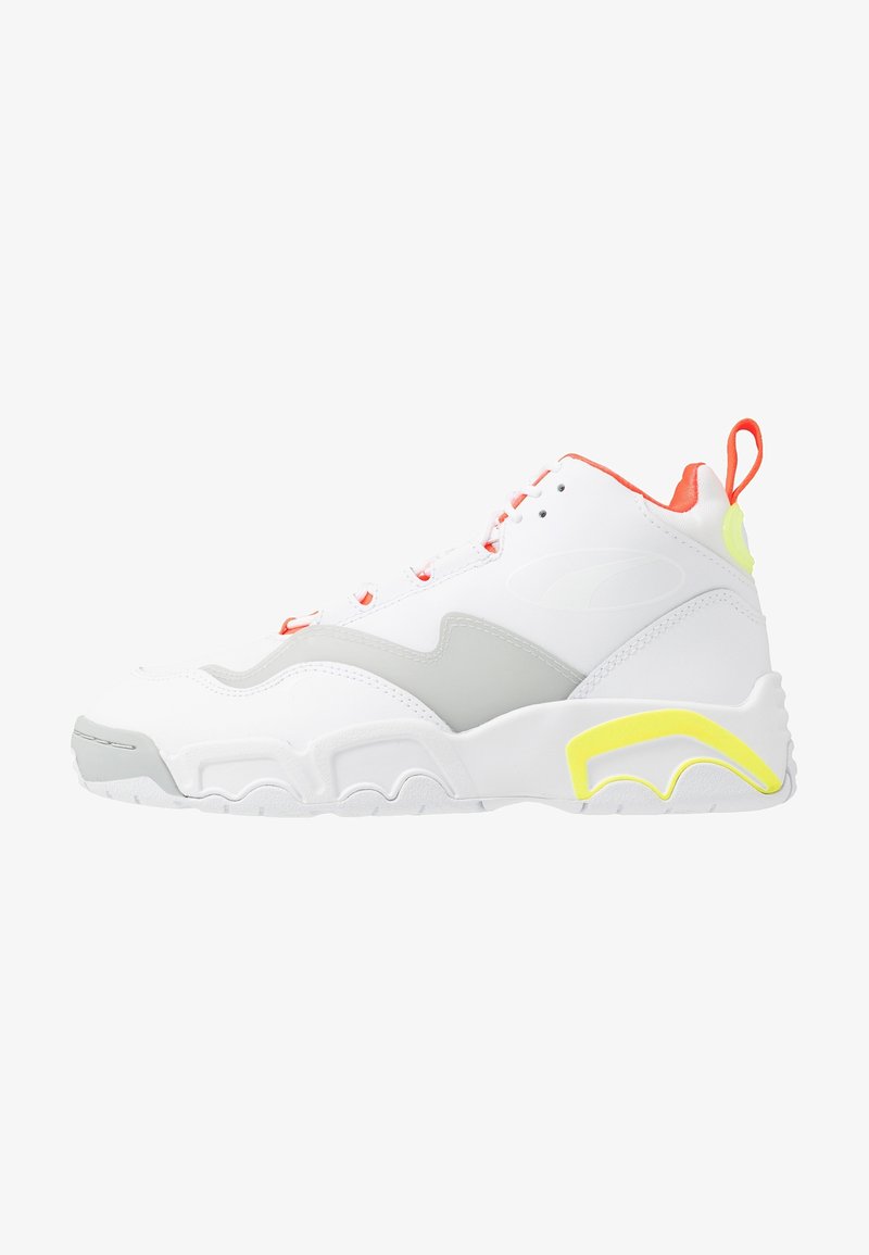 Baskets montantes blanches avec des accents gris et jaunes, doublure intérieure orange et languette orange au talon, vues de côté.