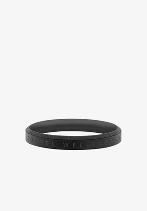 Juodas metalinis apyrankė su lygia, matinio paviršiaus apdaila ir išgraviruotu „DANIEL WELLINGTON“ tekstu aplink apyrankę. Apvalios formos, be siūlių dizainas.