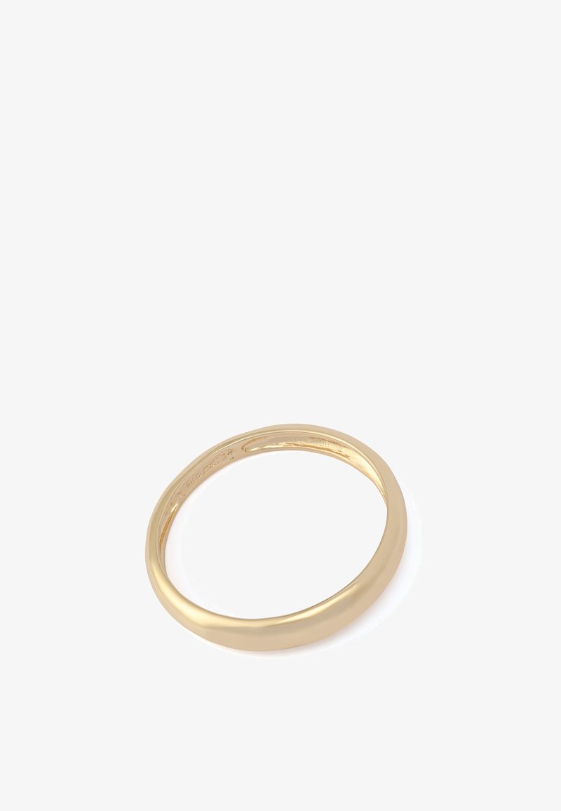 Bague en or avec une finition lisse et polie. Forme simple et arrondie, dépourvue d'ornements ou de motifs, présentant un design sans coutures.