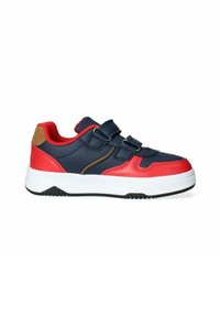 Sneakers sintetici blu navy con accenti rossi, due fasce con chiusura a strap, patch sul tallone beige e suola in gomma bianca con grip texturizzato.