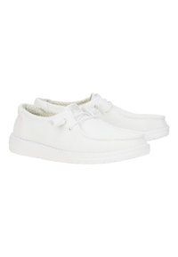 Sneaker bianchi in rete con punta rotonda, chiusura con lacci e tomaia in tessuto testurizzato. La suola è bianca e offre un supporto leggero.