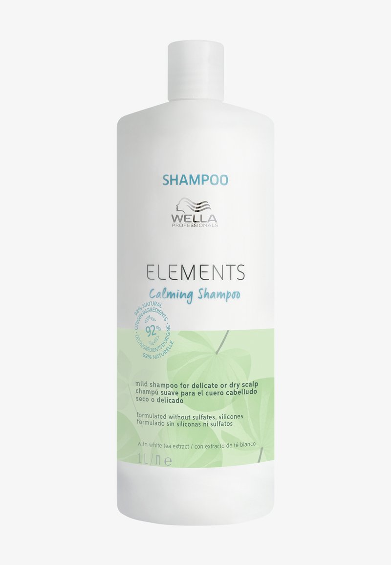 Bottiglia di plastica bianca e cilindrica con tappo a vite. L'etichetta presenta testo blu e verde, che indica "Wella Professionals" e "Shampoo Calmante."