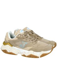 Zapatillas beige de ante con una suela blanca texturizada y moteada, que presentan un logo azul "J" y detalles a juego en la lengüeta.