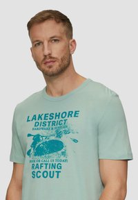 s.Oliver MIT FRONTPRINT - Triko s potiskem - salbeigrün