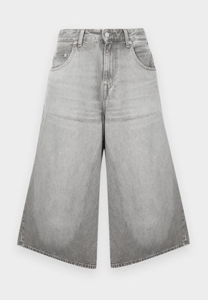 Szürke, bő szárú farmer rövidnadrág magas derékkal, gombos és cipzáras záródással, övhurkokkal, két elülső zsebbel és lekopott felülettel.