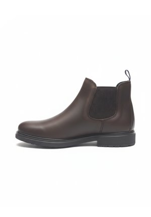 Botín Chelsea de cuero marrón oscuro con panel lateral elástico negro, lengüeta en el talón y suela de goma negra.