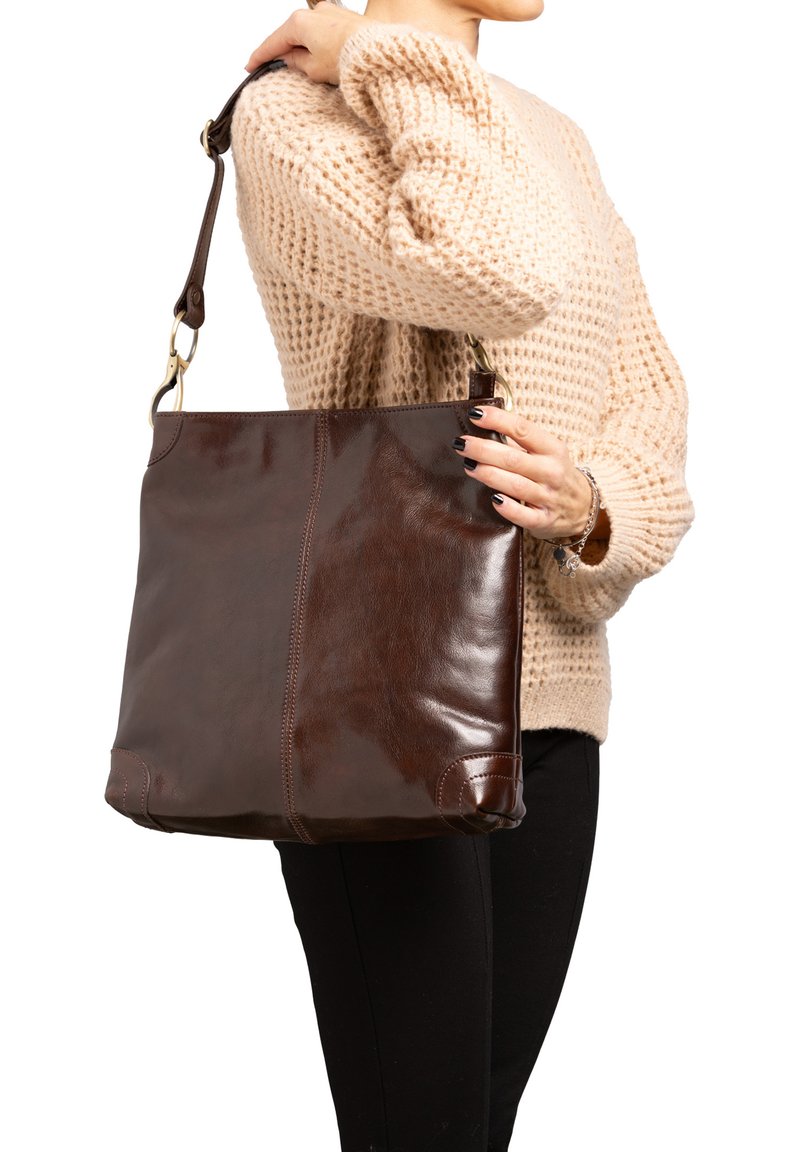 Bruine lederen schoudertas met een gladde afwerking, voorzien van een diagonale naad, een afneembare schouderband en afgeronde hoeken.