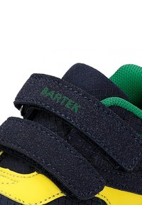 Baskets en tissu bleu avec des accents jaunes, dotées de deux bandes Velcro et d'un intérieur vert. Matériau texturé et logo Bartek visibles.