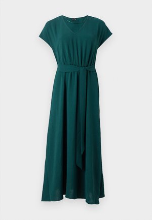 Langes türkisfarbenes Kleid aus leichtem Stoff mit V-Ausschnitt, kurzen Ärmeln, tailliertem Schnitt und einem gebundenen Gürtel für zusätzlichen Detail.