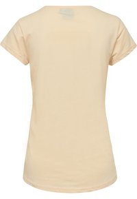 Camiseta de manga corta color durazno, hecha de algodón suave. Presenta un escote redondo y un corte holgado. Textura suave, sin detalles prominentes.