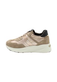 Suède sneakers in beige en lichtroze met een gestructureerde afwerking, voorzien van gouden accenten en een zwarte hakkap, op een gewatteerde witte zool.