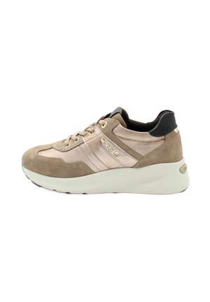 Baskets en daim beige et rose clair avec une finition texturée, présentant des accents dorés et un capuchon de talon noir, sur une semelle blanche rembourrée.