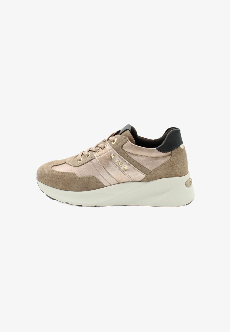 Suède sneakers in beige en lichtroze met een gestructureerde afwerking, voorzien van gouden accenten en een zwarte hakkap, op een gewatteerde witte zool.