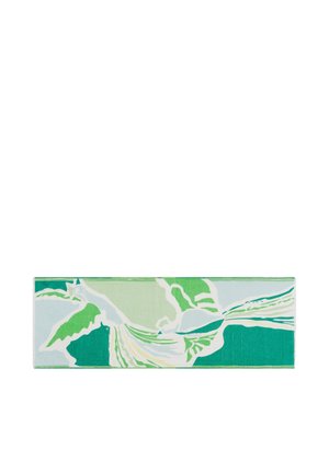 Tapis rectangulaire à motifs abstraits avec des formes vertes, bleu clair, blanches et jaunes dans un design fluide.