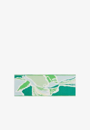 Tapis rectangulaire à motifs abstraits avec des formes vertes, bleu clair, blanches et jaunes dans un design fluide.