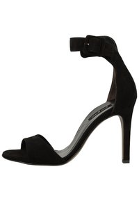 Sandle de tacón alto de ante negro con punta abierta, tirante al tobillo y un delgado tacón de aguja. Textura suave y diseño minimalista.