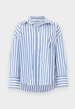 Overhemd met knopen en lange mouwen, met verticale blauw-witte strepen, een puntige kraag en brede gestreepte manchetten, afgebeeld op een effen achtergrond.