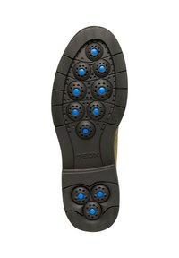 Sole di scarpa nera in gomma con numerosi fori di ventilazione circolari, caratterizzata da accenti blu, un motivo testurizzato e un battistrada distintivo per aderenza.