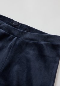 Navyblauwe fluwelen broeken met een gladde textuur, voorzien van een knoopsluiting en een rechte snit. De tailleband heeft nette stiksels.