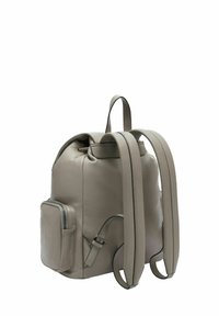 Sac à dos en cuir gris muted, avec une forme ronde, des bretelles réglables et une poche zippée sur le côté. Texture lisse et design minimaliste.