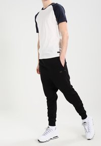 Produkt Träningsbyxor - black