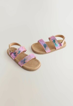 Rózsaszín és kék kígyómintás szandálok, két állítható pánttal, árnyalatban bézs talprészel és texturált talppal, hátsó pánttal a kényelem érdekében.