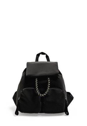 Svart tyg ryggsäck med lock, dekorativt gult rephandtag, två framfickor med dragkedja och vadderade axelremmar. Snygg och funktionell design.