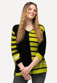 Schwarzer und neongelber gestreifter Pullover mit V-Ausschnitt und Dreiviertelärmeln. Weiches Strickmaterial; verfügt über ein horizontales Streifenmuster.