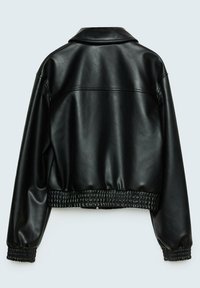 Veste en similicuir noir avec un design court, texture douce, col montant et poignets et ourlet élastiqués pour un ajustement parfait.