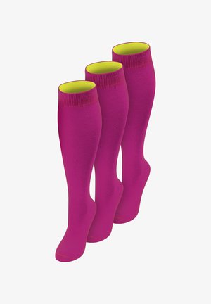 Drei Paar knielange Kompressionssocken in leuchtendem Magenta mit limonengrüner Innenfütterung, aufrecht ohne Verpackung präsentiert.