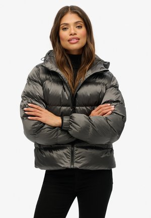 Chaqueta de plumón gris fabricada con material brillante y acolchado. Cuenta con un cierre frontal con cremallera, una capucha, puños elásticos y un corte relajado.