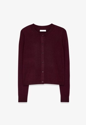 Burgundy stickad kofta med rund halsringning, långa ärmar, knäppning fram och ribbat avslut. Mjuk textur, figurnära design och avslappnad stil.