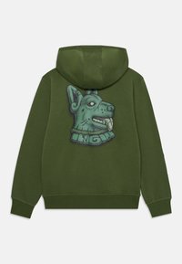 Haut à capuche vert avec un cordon de serrage. Présente un grand graphique d'une tête de chien turquoise au dos, sur un fond de texture de tissu lisse.