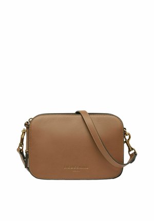 Bolso bandolera rectangular de cuero marrón con correa ajustable y nombre de la marca sutilmente grabado en relieve en el frente.