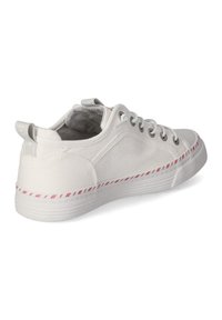 Weißer Sneaker aus Canvas mit niedrigem Design, grauem Innenfutter und Gummisohle. Auffällige rot-weiße gestreifte Akzente entlang der Sohle.