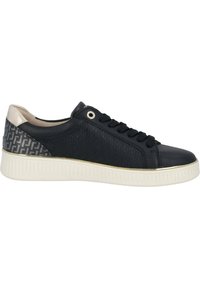 Baskets noires avec un panneau latéral texturé, des accents métalliques et une semelle en caoutchouc blanche. Présente un bout rond et un laçage à l'avant.