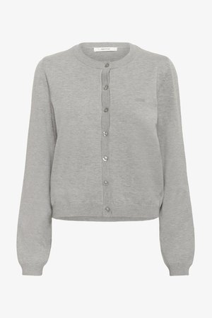 Cárdigan de punto gris con cuello redondo, mangas largas y cierre frontal con botones. Cuenta con puños y bajo acanalados, con bordado del logo.