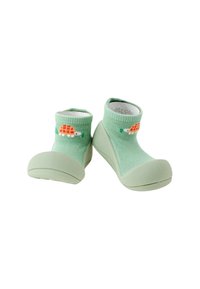 Suaves zapatos verdes para bebés con suelas de goma flexibles y diseños de tortugas naranjas en los puños tejidos del tobillo.