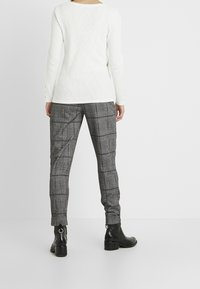 MAMALICIOUS Spodnie materiałowe