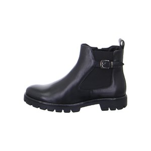 Schwarzer Lederknöchelstiefel mit seitlichem Elasikeinsatz, dekorativem Schnallenriemen, Zuglasche und grober, profilierter Sohle.