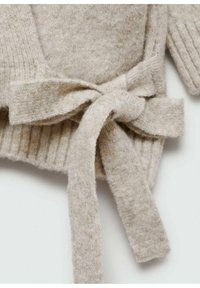 Bežový pletený sveter s detailmi, ktorý má textúrovanú tkaninu, viazaný opasok a rebrované okraje. Mäkký, teplý vzhľad s jednoduchým dizajnom.