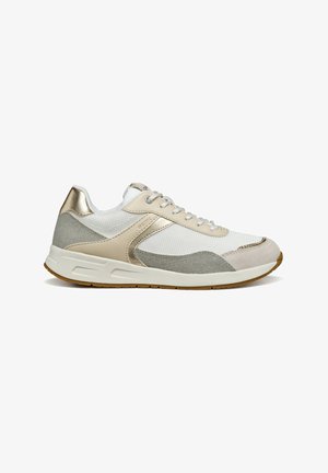 Basket basse blanche et beige avec empiècements en mesh et cuir, fermeture à lacets, semelle en caoutchouc avec semelle extérieure marron clair.
