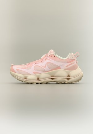 Une chaussure de trail Merrell rose et crème, avec des empiècements en mesh, des lacets et une semelle épaisse sculptée, présentée de profil.