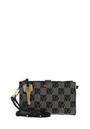 Petit porte-poignet DKNY noir et gris avec motif répétitif du logo, plaque logo dorée, sangle noire, et breloque dorée en forme de clé avec gravure DKNY attachée.